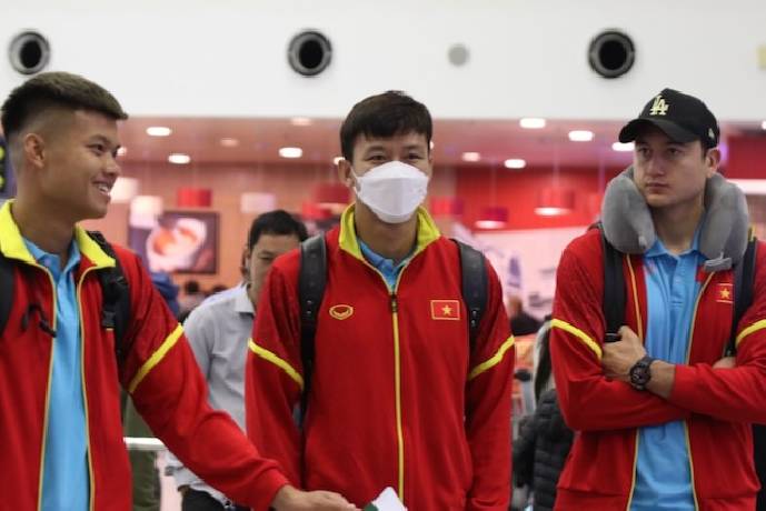 Tuyển Việt Nam đi Philippines dưới c&aacute;i lạnh 17 độ C l&uacute;c tờ mờ s&aacute;ng