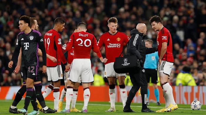 Ten Hag mơ hồ trước khả năng đấu Liverpool của Maguire v&agrave; Shaw