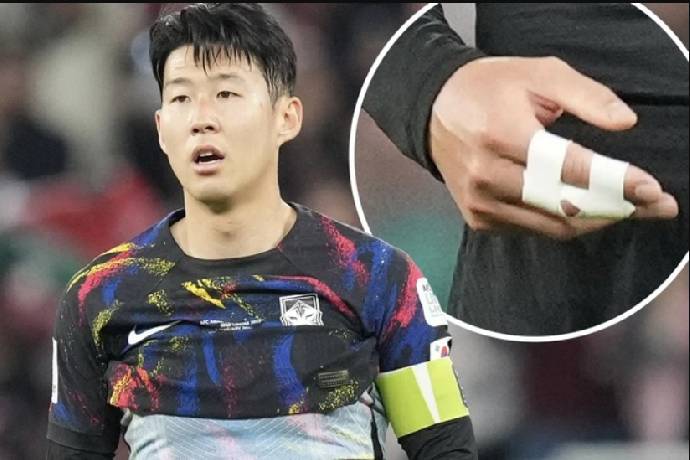 Son Heung Min x&ocirc; x&aacute;t với đồng đội khi H&agrave;n Quốc bị loại khỏi Asian Cup 2023