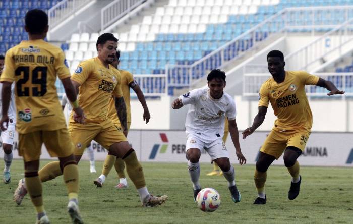 Nhận định, soi k&egrave;o Arema vs Semen Padang, 15h30 ng&agrave;y 15/2: &Aacute;m ảnh xa nh&agrave;