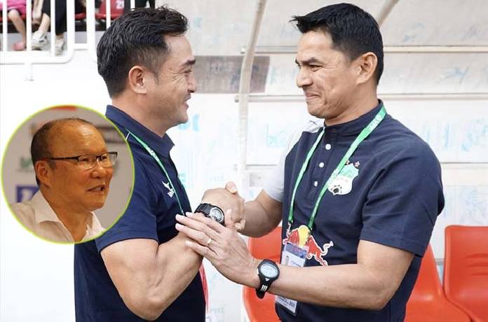 Nụ cười của thầy Park trước 'kỳ t&iacute;ch' của HLV Kiatisak