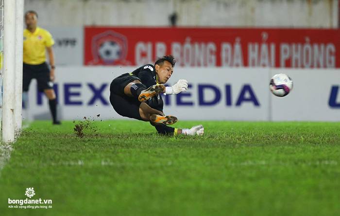 Tấn Trường: 'T&ocirc;i bị hớ khi cản c&uacute; s&uacute;t 11m của Jermie Lynch'