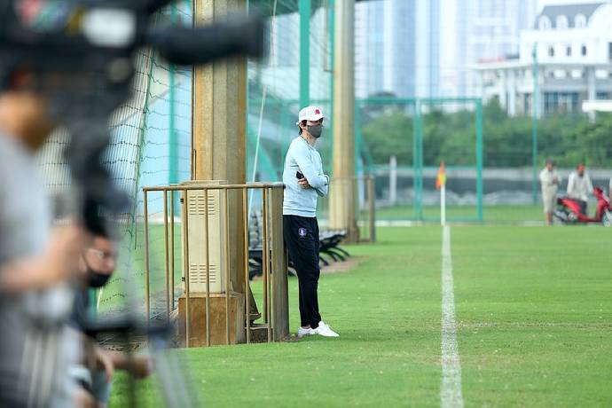 HLV Park Choong Kyun đến &lsquo;xem gi&ograve;&rsquo; c&aacute;c cầu thủ H&agrave; Nội FC