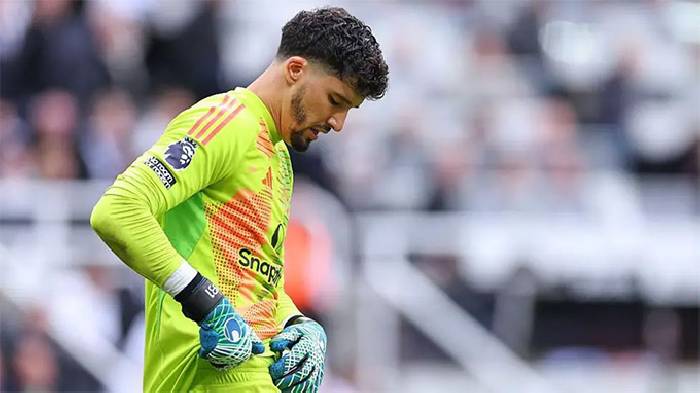 Mắc sai lầm như Onana, Bayindir bị huyền thoại MU chỉ tr&iacute;ch