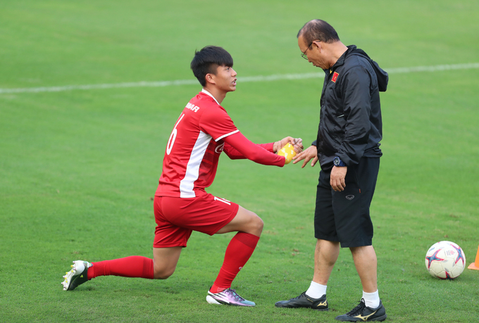 Phan Văn Đức t&aacute;i ph&aacute;t chấn thương, thầy Park h&agrave;nh động gấp r&uacute;t