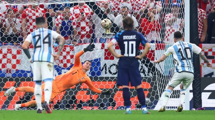 Messi bất ngờ bị loạt huyền thoại &ldquo;quay lưng&rdquo; tr&ecirc;n s&oacute;ng truyền h&igrave;nh