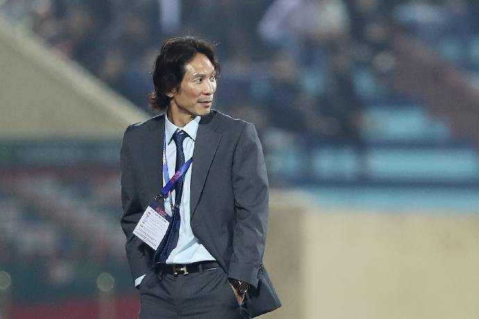 HLV Gong Oh Kyun tho&aacute;t &aacute;n phạt sau pha va chạm với cầu thủ Nam Định