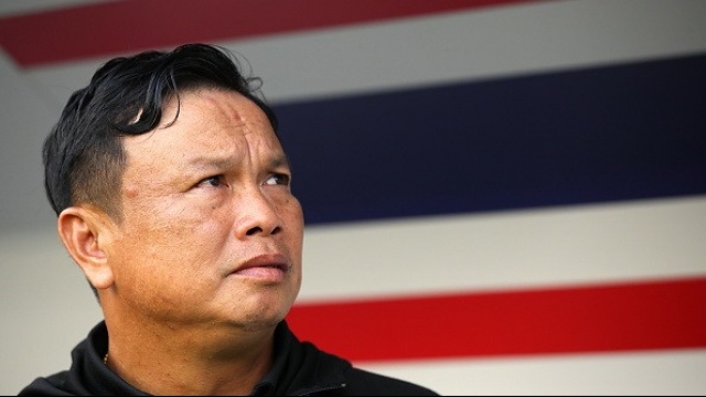 HLV tạm quyền Th&aacute;i Lan su&yacute;t 'trụy tim' ở trận h&ograve;a UAE