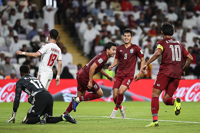 B&aacute;o Th&aacute;i t&acirc;ng bốc Messi Jay v&agrave; đồng đội l&ecirc;n m&acirc;y xanh