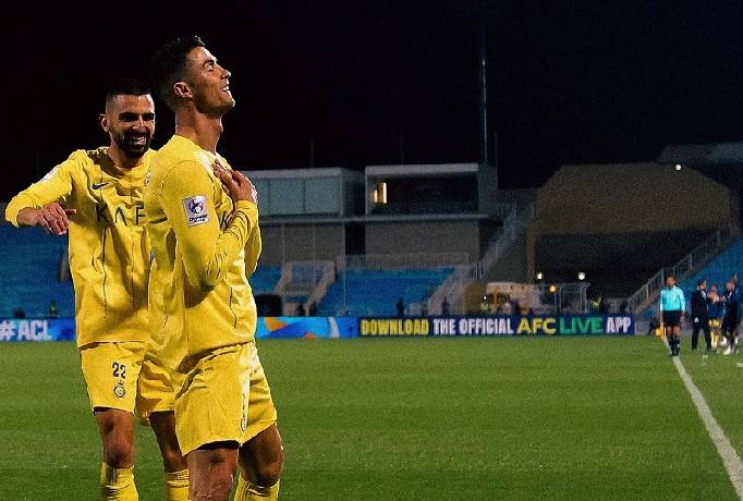 Ronaldo lại lập cột mốc mới c&ugrave;ng m&agrave;n ăn mừng g&acirc;y sốt mạng x&atilde; hội