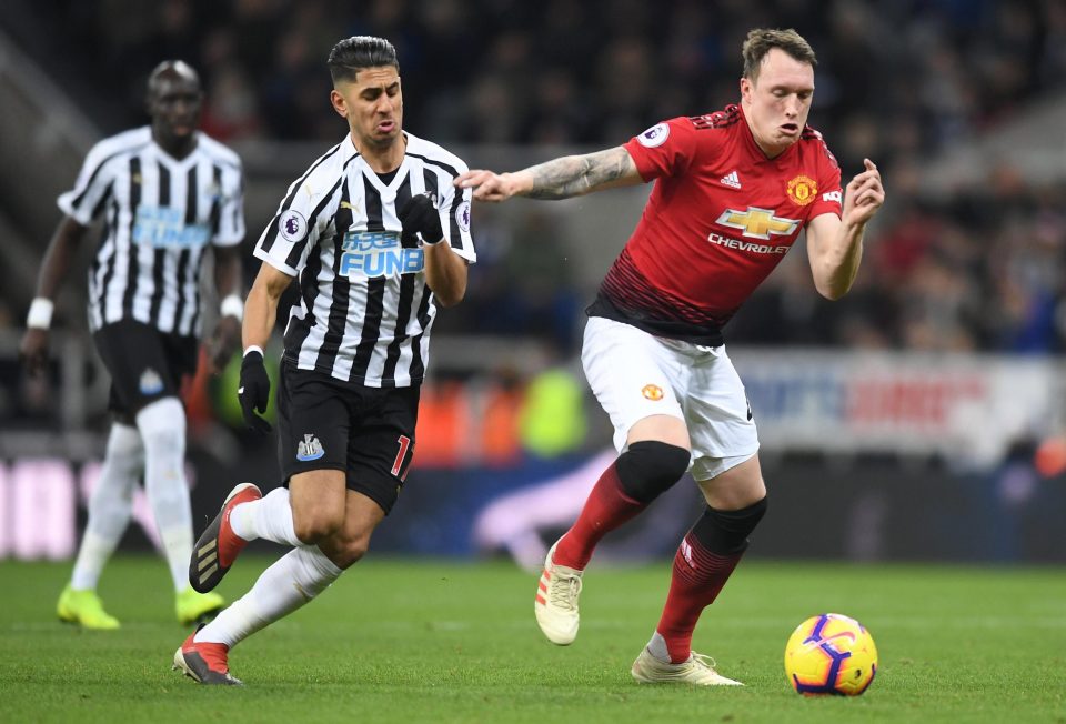 Newcastle muốn c&oacute; chữ k&yacute; của trung vệ MU
