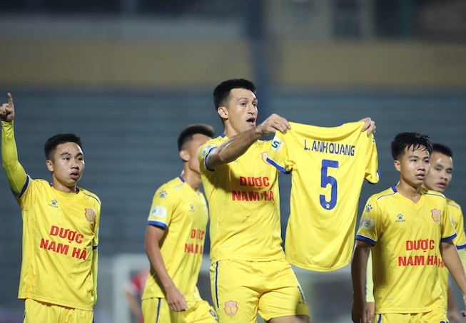 Tin b&oacute;ng đ&aacute; Việt Nam 15/3: Cựu hậu vệ U23 Việt Nam chấn thương giống Son Heung-min