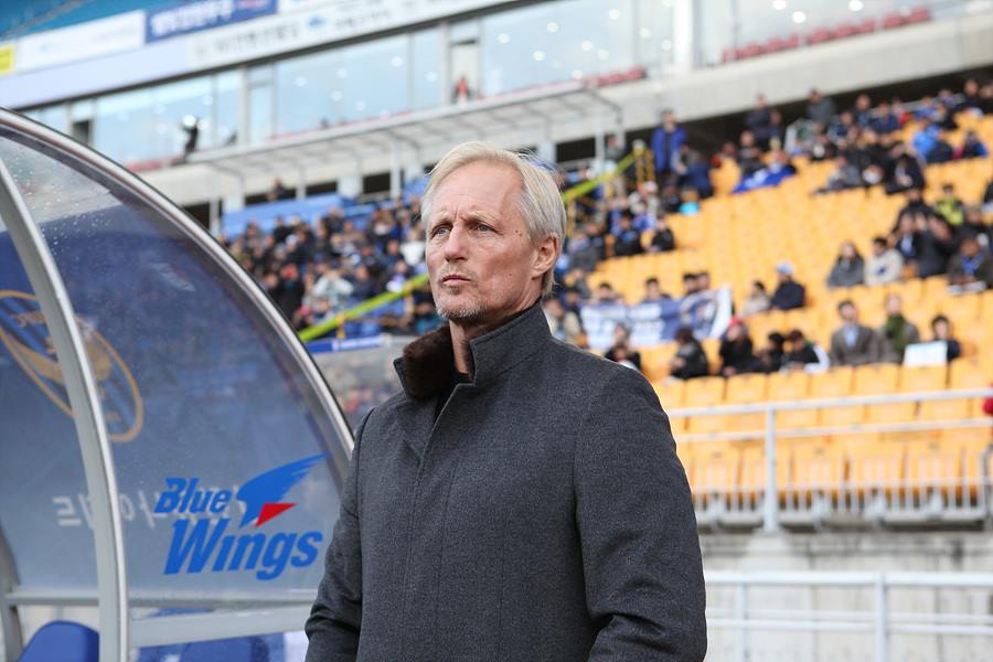 Thầy C&ocirc;ng Phượng xin từ chức HLV trưởng Incheon United