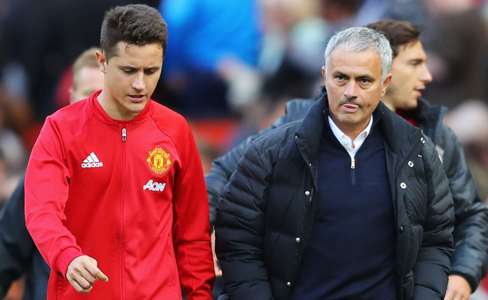 Rời MU, Herrera bất ngờ b&ecirc;nh Mourinho chằm chặp