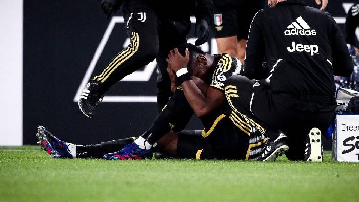 Chấn thương cả m&ugrave;a vừa được trở lại, cựu sao M.U lại bật kh&oacute;c rời s&acirc;n