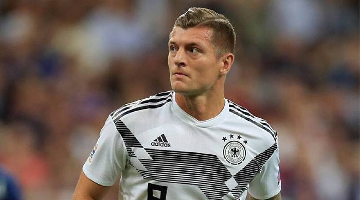Toni Kroos mỉa mai đồng đội cũ, CĐV chỉ đ&iacute;ch danh 'nạn nh&acirc;n'