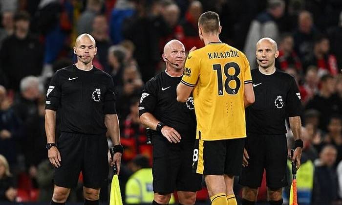 Trọng t&agrave;i Premier League l&ecirc;n tiếng xin lỗi v&igrave; 'thi&ecirc;n vị' Man United