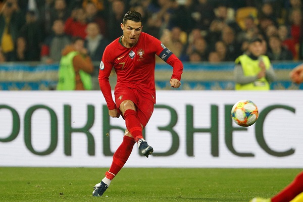Ronaldo ghi b&agrave;n thứ 700, Bồ Đ&agrave;o Nha vẫn thua Ukraine ở v&ograve;ng loại EURO