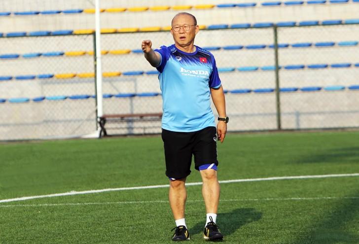 Ph&aacute;t hiện do th&aacute;m Indonesia, HLV Park Hang-seo cho dừng buổi tập