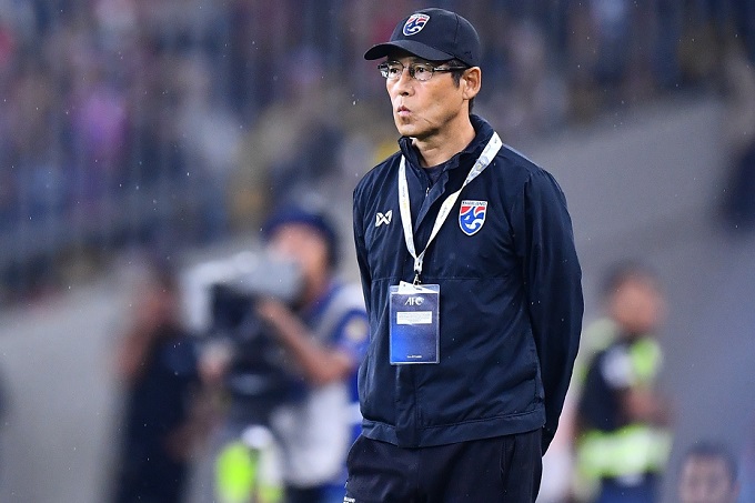 HLV Th&aacute;i Lan đổ lỗi cho mặt s&acirc;n sau trận thua Malaysia