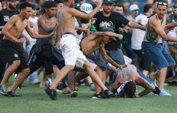 H&agrave;ng trăm CĐV hỗn chiến, đuổi đ&aacute;nh cầu thủ ở Brazil