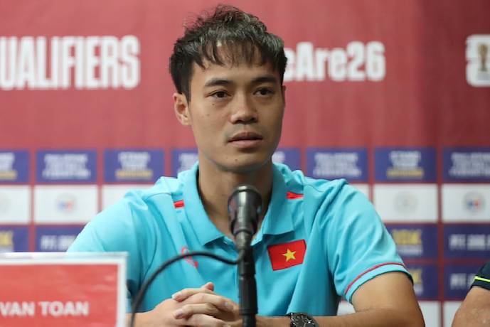 Văn To&agrave;n n&oacute;i g&igrave; về mặt cỏ nh&acirc;n tạo trước trận gặp Philippines?