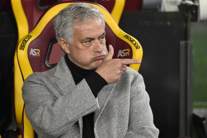 Roma ra tuy&ecirc;n bố sốc, Jose Mourinho mất việc bất ngờ