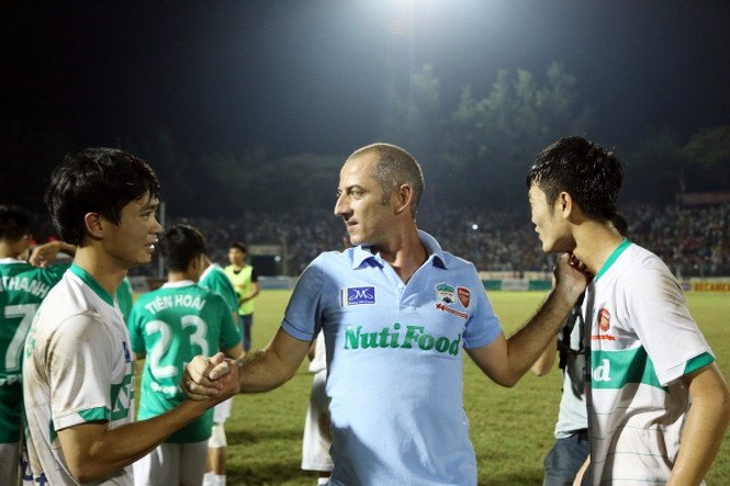 Thầy Gi&ocirc;m tỏ th&aacute;i độ khi C&ocirc;ng Phượng chỉ ra s&acirc;n 2 ph&uacute;t ở K-League