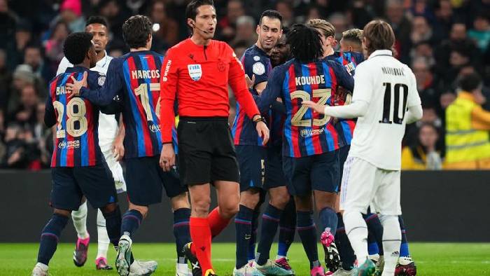 Real Madrid c&oacute; nguy cơ mất qu&acirc;n &aacute;t chủ b&agrave;i ở trận El Clasico