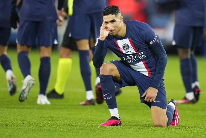 Hakimi nhận rổ gạch đ&aacute; sau nước đi cao tay vụ ly h&ocirc;n