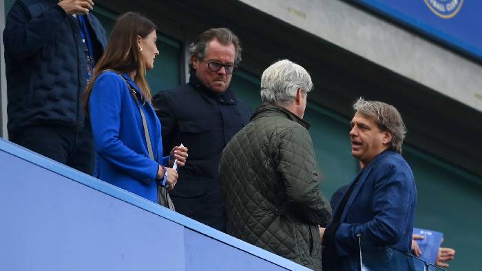 Tức giận b&ugrave;ng nổ, &ocirc;ng chủ Chelsea c&atilde;i nhau tay đ&ocirc;i với CĐV