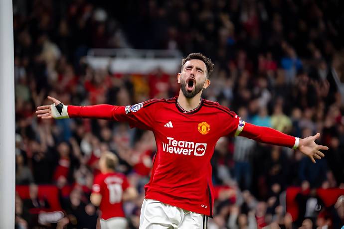 Tỏa s&aacute;ng gi&uacute;p MU đ&aacute;nh bại Newcastle, Bruno Fernandes chốt tương lai