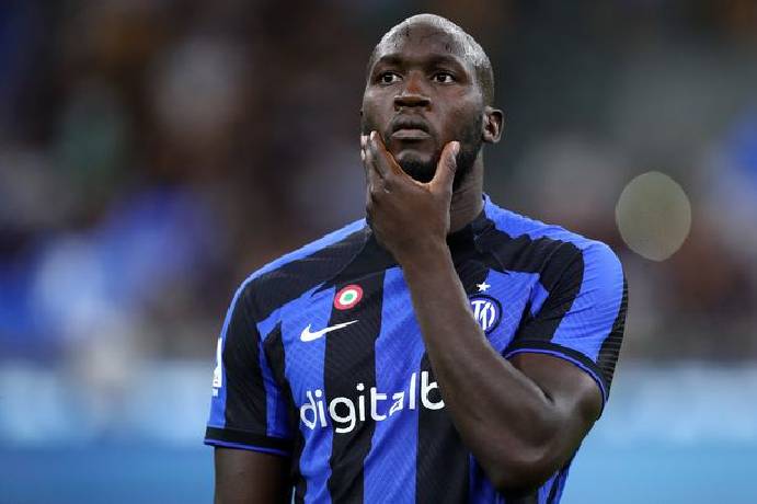 Lukaku nhận c&aacute;i kết đắng v&igrave; bắt c&aacute; hai tay