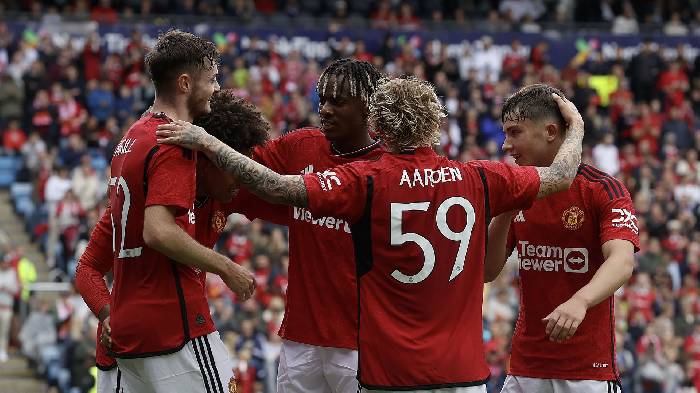 Man United sắp chia tay 'b&aacute;u vật' b&ecirc;n h&agrave;nh lang c&aacute;nh tr&aacute;i