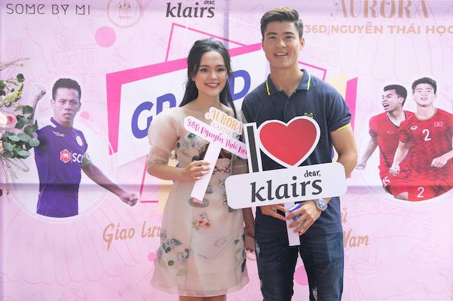 Duy Mạnh rạng ngời ng&agrave;y vợ tương lai l&agrave;m ăn lớn