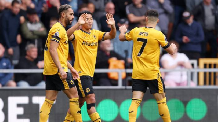 'Như chốn kh&ocirc;ng người, h&agrave;ng thủ Liverpool b&oacute; tay với cậu ta'