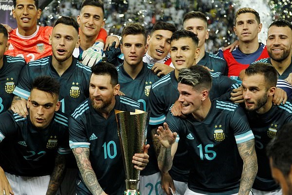 Messi bị chế giễu v&igrave; ghi b&agrave;n gi&uacute;p Argentina đ&aacute;nh bại Brazil