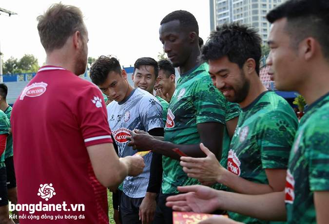 B&ugrave;i Tiến Dũng 'soi' bao l&igrave; x&igrave; của Lee Nguyễn