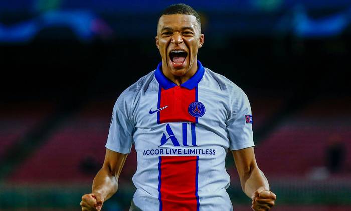 Lập hat-trick gi&uacute;p PSG hạ Barca, Kylian Mbappe vượt huyền thoại