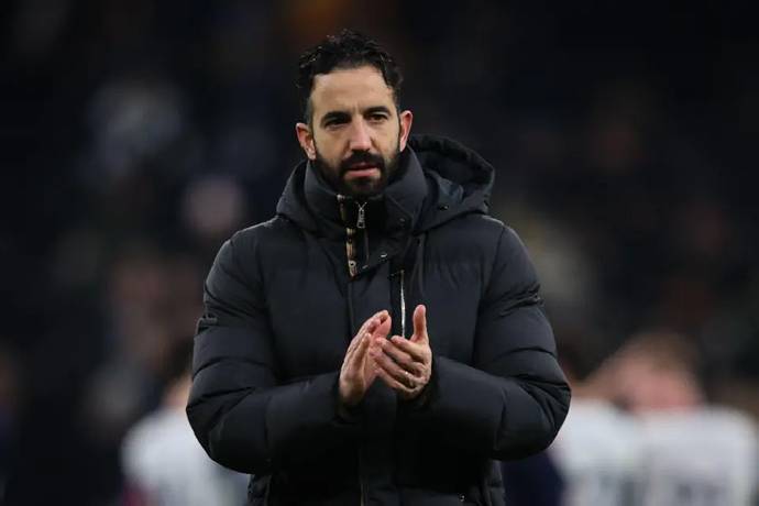 CĐV MU mắng HLV Amorim l&agrave; kẻ h&egrave;n nh&aacute;t