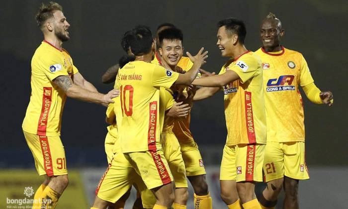 CLB Thanh H&oacute;a trả lương cầu thủ theo m&ocirc; h&igrave;nh b&oacute;ng đ&aacute; ch&acirc;u &Acirc;u