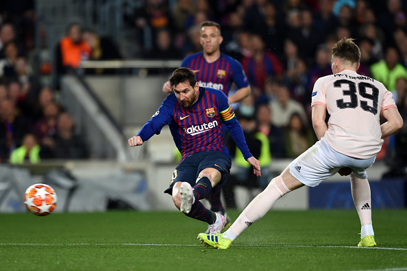Ghi c&uacute; đ&uacute;p kinh điển, Messi vẫn cho m&igrave;nh may mắn
