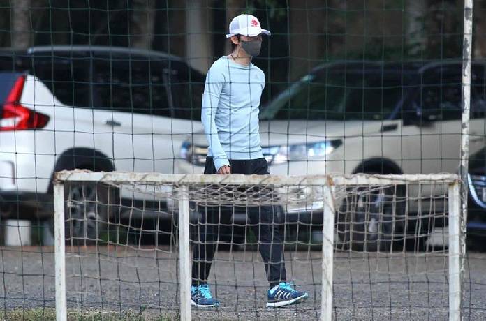 HLV Park Choong-kyun theo đội H&agrave; Nội đến s&acirc;n tập của HAGL