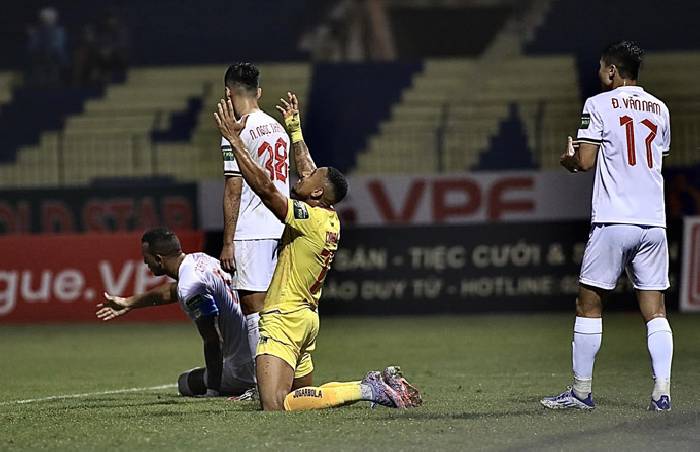 Đội h&igrave;nh ra s&acirc;n ch&iacute;nh thức Thanh H&oacute;a vs TP,HCM, 18h ng&agrave;y 17/4