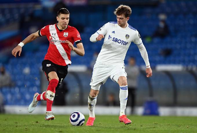 Soi k&egrave;o phạt g&oacute;c Southampton vs Leeds, 0h00 ng&agrave;y 19/5