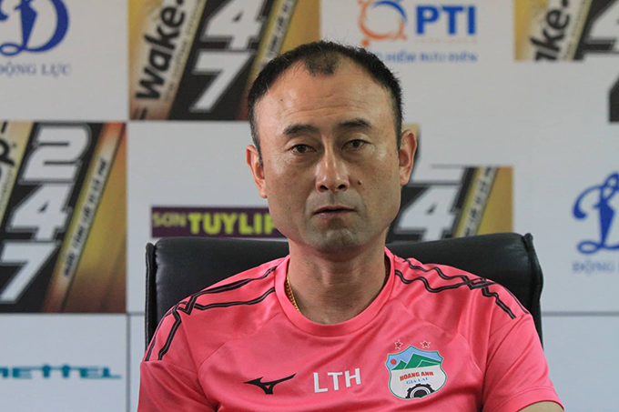 HAGL thảm bại, HLV Lee Tae Hoon 'đổ tại' mặt cỏ S&ocirc;ng Lam