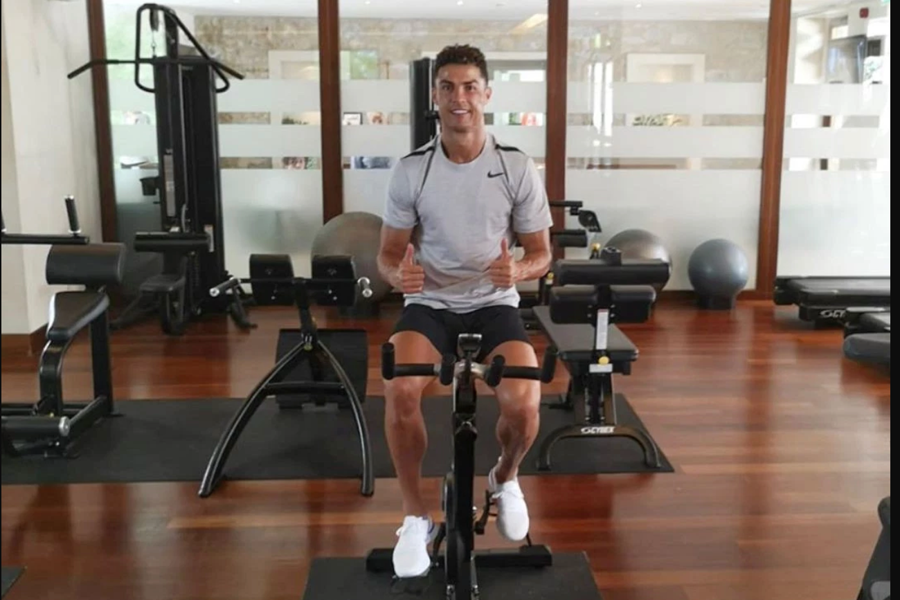 Kh&ocirc;ng đi nghỉ h&egrave;, Ronaldo một m&igrave;nh tập luyện trong ph&ograve;ng GYM