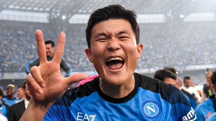 Rất nhanh ch&oacute;ng, đ&aacute; tảng ch&acirc;u &Aacute; tặng Man United 1 c&uacute; lừa