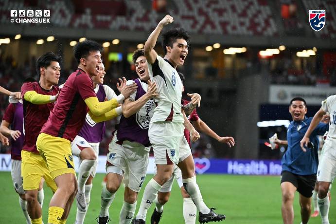 Ngược d&ograve;ng hạ gục Singapore, Th&aacute;i Lan lọt v&agrave;o b&aacute;n kết AFF Cup với ng&ocirc;i đầu bảng