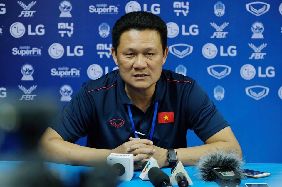 HLV U22 Việt Nam giải th&iacute;ch l&yacute; do su&yacute;t thua U22 Philippines